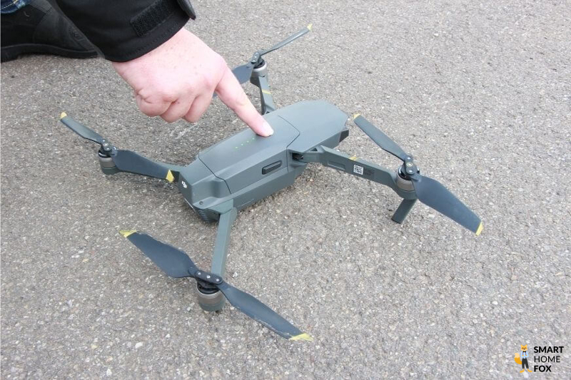 Die Akkulaufzeit der DJI Mavic Mini 2 wird per LEDs auf dem Akku angezeigt